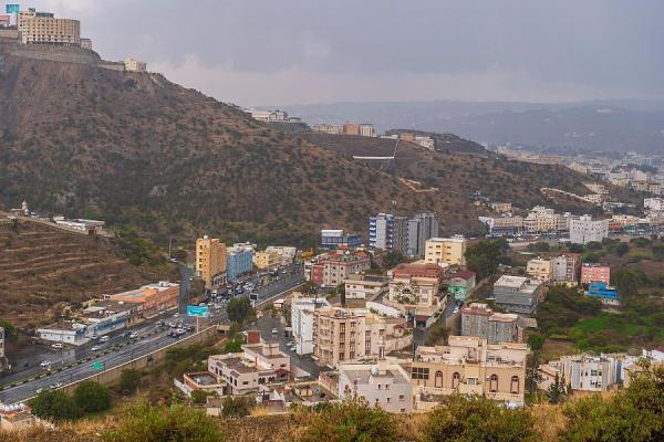 أمطار متوسطة إلى غزيرة على الباحة حتى الـ 6 مساءً