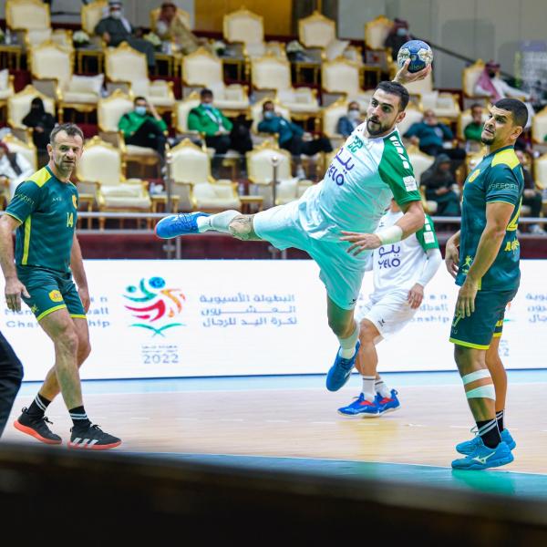 الأخضر يصطاد الكنغر الأسترالي