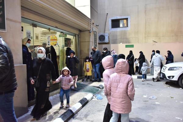 .. وإقبال على محال بيع المستلزمات المدرسية