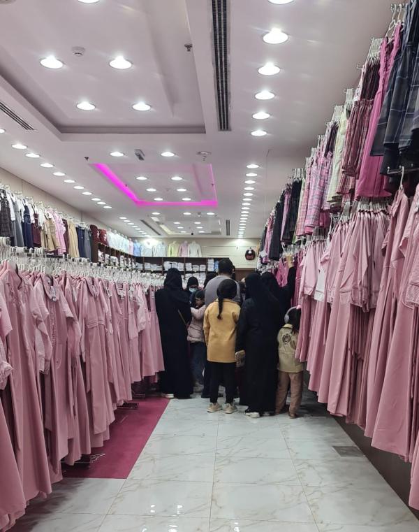 .. وإقبال على محال بيع المستلزمات المدرسية