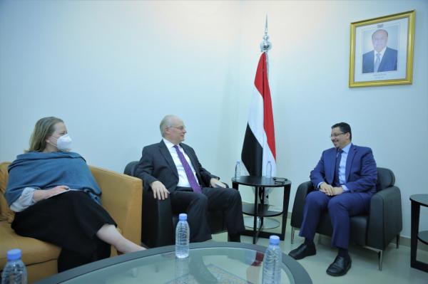 اليمن تستعرض جرائم الحوثي مع المبعوث الأمريكي