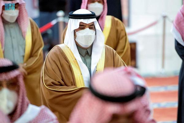 نائب أمير الرياض يؤدي صلاة الميت على الأميرة صيته بنت جلوي بن سعود