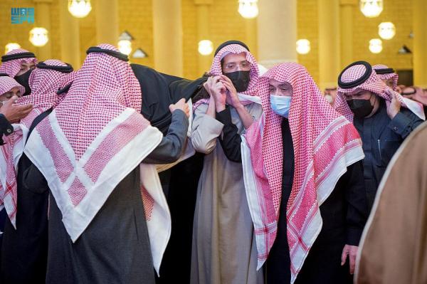 نائب أمير الرياض يؤدي صلاة الميت على الأميرة صيته بنت جلوي بن سعود
