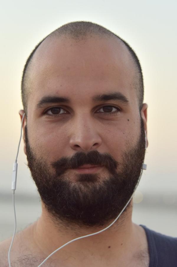 بقايا أسمنتية تشوه شاطئ النورس بالدمام