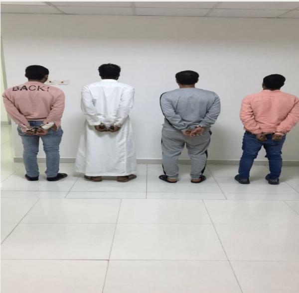ضبط 4 أشخاص كسروا زجاج مركبات وسرقوا ما بها بالرياض