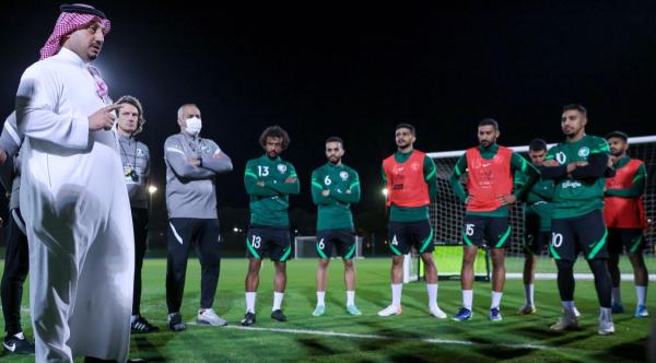 المسحل يشد من أزر لاعبي الأخضر