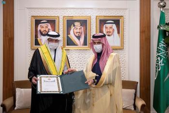 وزير الخارجية يسلّم «العثيمين» وشاح الملك عبدالعزيز من الطبقة الثانية