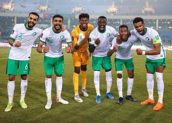 منتخبنا يتربع على القمة