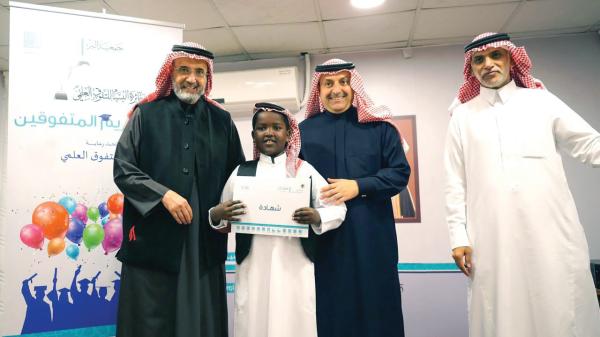 121 طالبا مستفيدا من جائزة «التفوق العلمي»