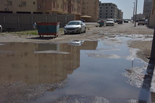 أهالي «حمراء الخبر» يشكون تسربات «الصرف الصحي»