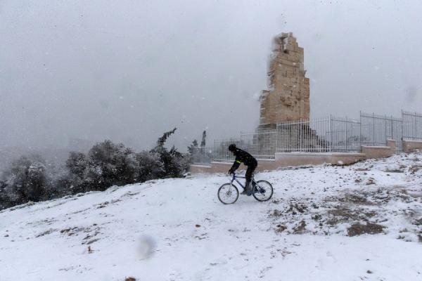 اليونان.. الطقس البارد وتساقط الثلوج يعطل حركة المرور
