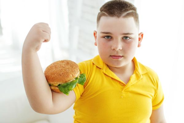 الوجبات السريعة تضعف نمو دماغ الأطفال والمراهقين
