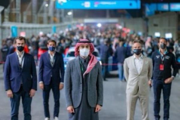 الهولندي دي فريز بطلاً لأولى جولات فورمولا إي الدرعية