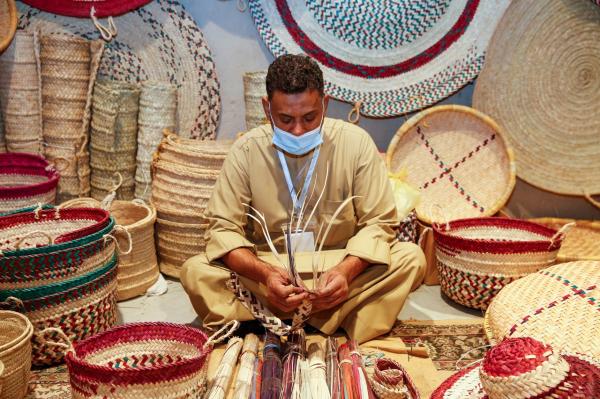 «ويا التمر أحلى 2022» يغازل ذائقة الزوار بـ«قهوة النواة» وفن الريزن