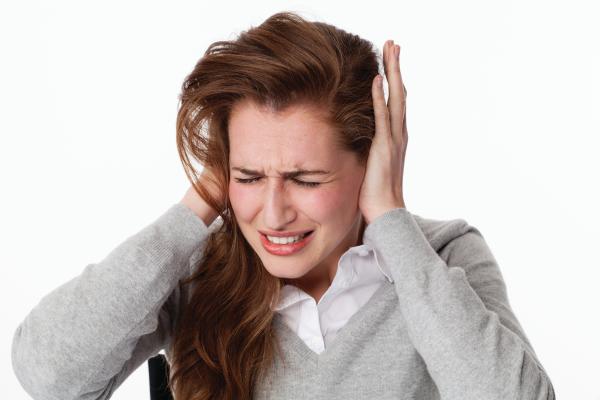 4 أسباب لاحمرار الأذن في الشتاء