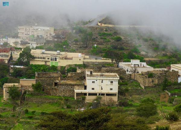 ضباب كثيف وهطول أمطار متفرقة على الباحة