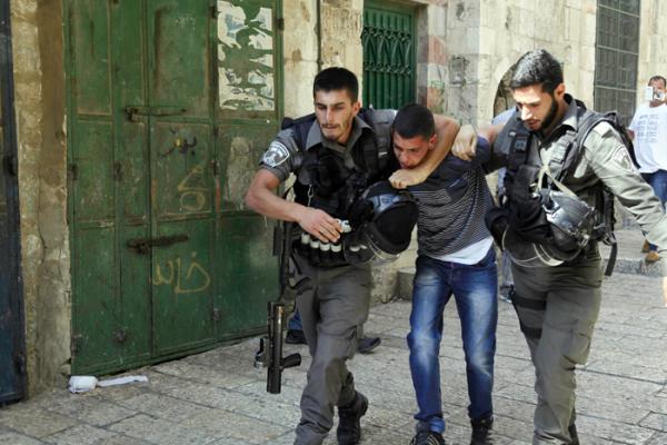 قوات الاحتلال تعتقل 7 فلسطينيين من الخليل