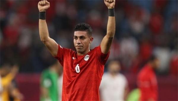 كاف يوقف لاعبا مصريا وثنائي مغربيا ومساعد كيروش