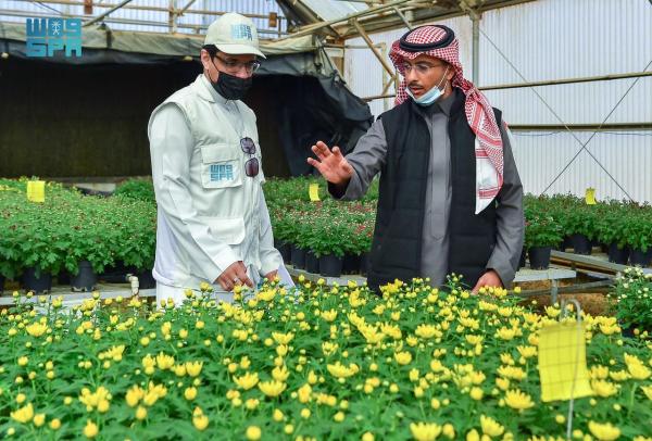 «مشتل مطار الملك خالد» يزهو بجمال الزهور والروائح الزكية