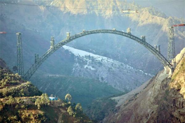 جسر حديدي أعلى من برج إيفل