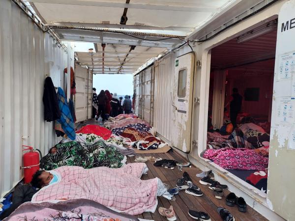 «أوشن فايكنج» تنقذ 250 مهاجراً حاولوا عبور البحر المتوسط