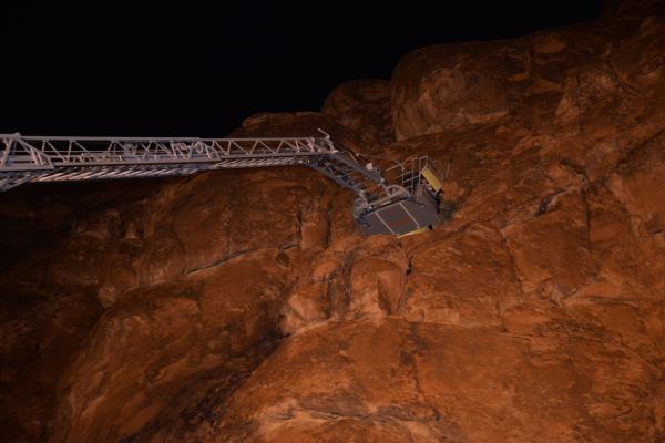 مدني حائل ينقذ طفلاً احتجز في مرتفع جبلي