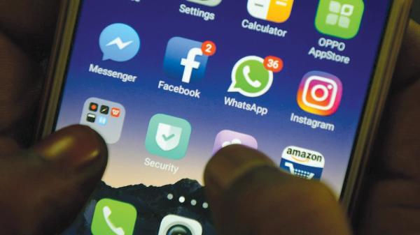 200 تطبيق تجمع بيانات مستخدميها