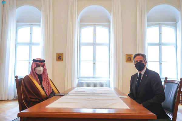 .. ويستعرض العلاقات مع نظيريه الأمريكي والأرميني