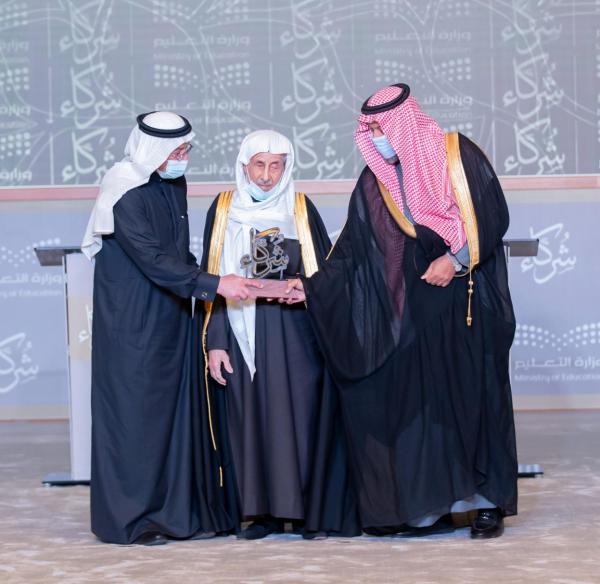 وزير التعليم يكرم الشيخ محمد الجبر