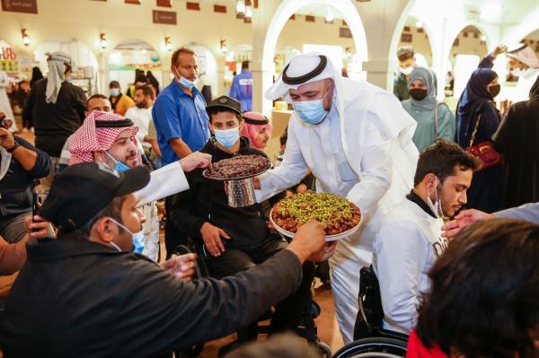 «ويا التمر أحلى» يجذب شهية الزوار بالحلويات الشعبية