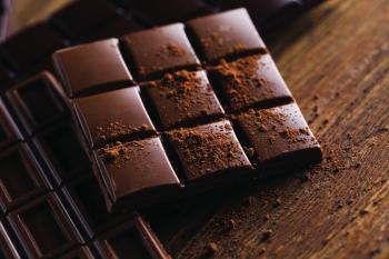 الشوكولاتة الداكنة تعزز صحة الدماغ