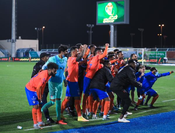 البرتقالي يطيح بالسماوي