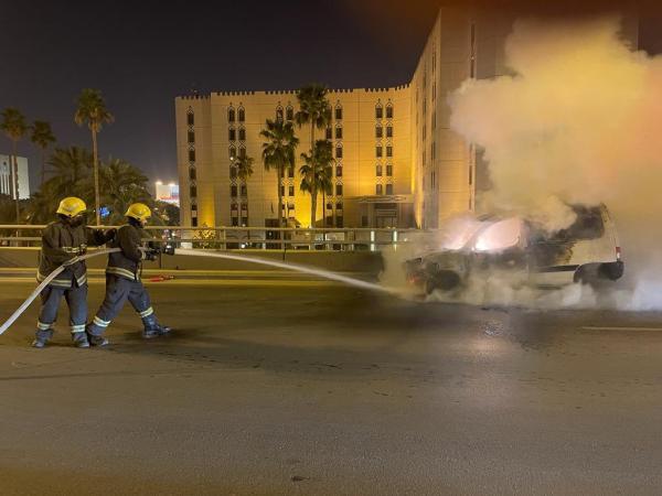 مدني الرياض يخمد حريقًا في مركبة ولا إصابات