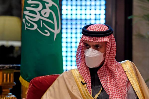 وزير الخارجية يتلقى اتصالا هاتفيا من نظيرته البريطانية