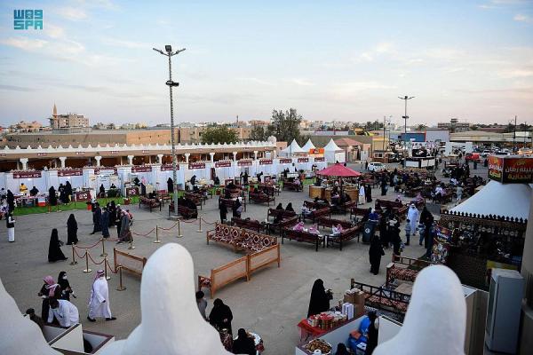 السليم يزور مهرجان الحنيني السادس