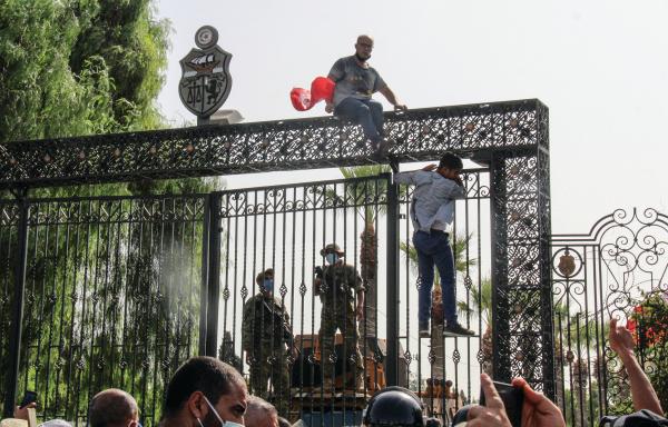 تونسيون يمنعون نواب «النهضة» من الدخول إلى البرلمان بعد حله في يوليو الماضي (اليوم)