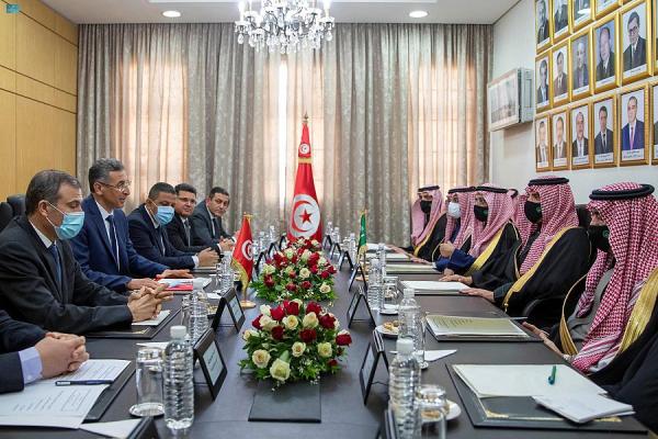 وزير الداخلية يبحث التعاون الأمني مع نظيره التونسي