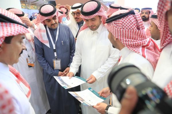 «الحقيل» يفتتح معرض «ريستاتكس» ويطلق عدة برامج