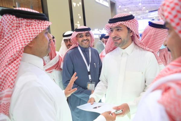 «الحقيل» يفتتح معرض «ريستاتكس» ويطلق عدة برامج