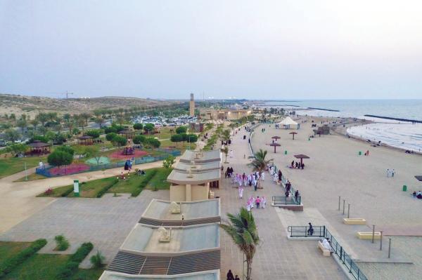 «كورنيش بيش».. وجهة محبي السياحة البحرية طوال العام