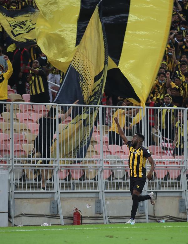 الاتحاد يعبر ضمك ويواصل الصدارة