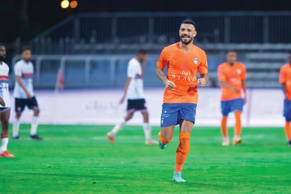 الشباب لملاحقة الصدارة.. والباطن للهروب من القاع