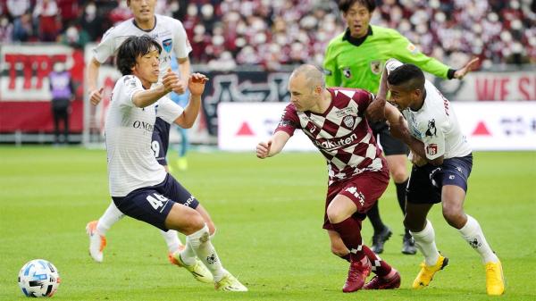 يوكوهاما يتصدر الدوري الياباني مؤقتا