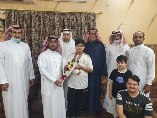 إدارة «الشعبة المتوسطة» تزور طالبا مصابا