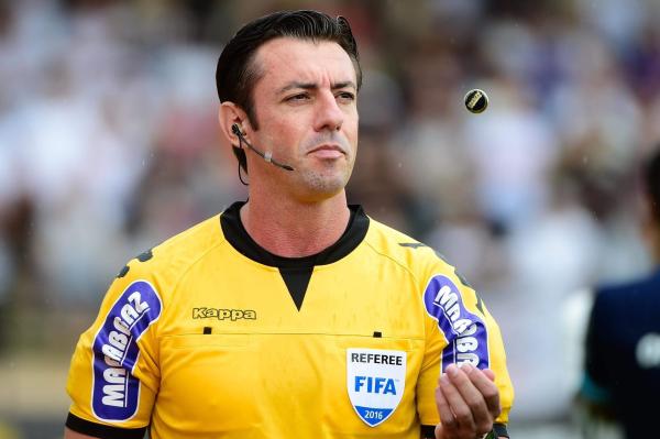 برازيلي يقود لقاء الهلال والاتحاد
