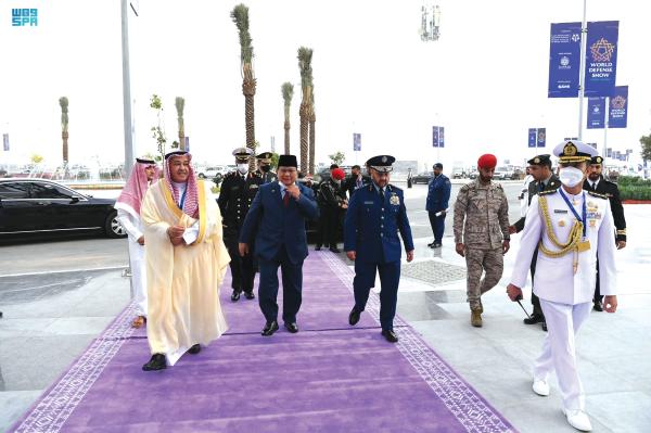 رئيس الأركان يستقبل ضيوف معرض الدفاع العالمي