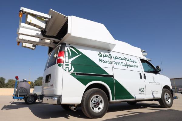 بالصور.. معدات تقنية جديدة لفحص شبكات الطرق بالمملكة 