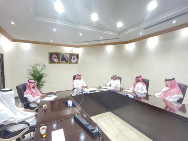 رئيس بلدية بقيق يبحث استلام المخططات السكنية