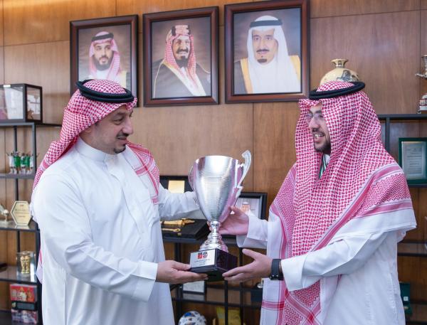 المسحل يحتفي بـ«الأخضر الإلكتروني»