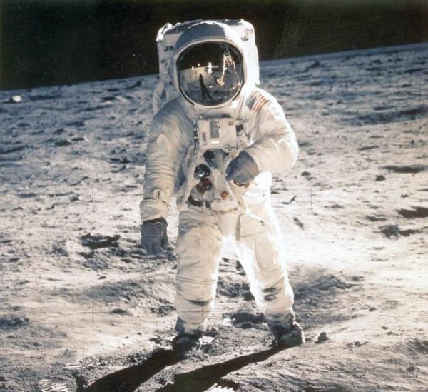 73 صورة على القمر بـ171 ألف دولار